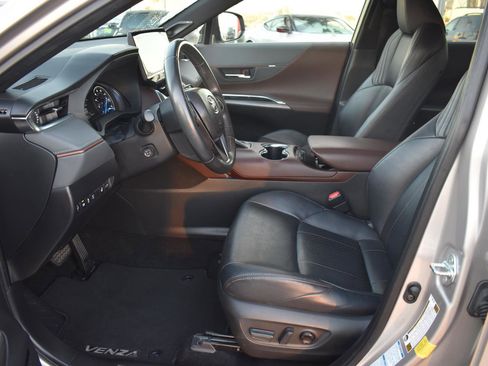 Used 2021 Toyota Venza Limited image 16