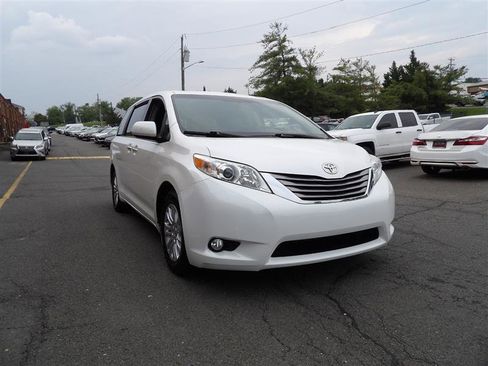 Used 2016 Toyota Sienna XLE image 2