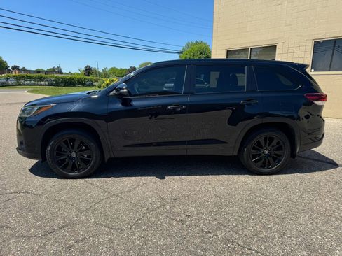 Used 2019 Toyota Highlander SE w/ Nightshade Edition AWD/4WD image 5