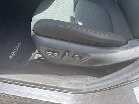 Used 2022 Toyota RAV4 XLE AWD/4WD image 9