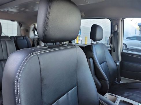 Used 2014 Chrysler Town & Country Touring image 20