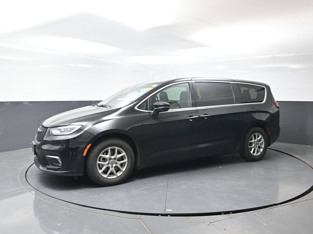 Used 2025 Chrysler Pacifica Select FWD image 5