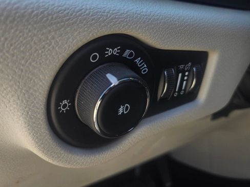 Used 2024 Chrysler Pacifica Touring-L FWD image 18