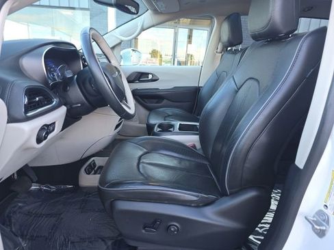 Used 2020 Chrysler Pacifica Limited image 10