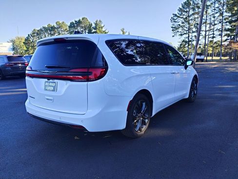 New 2026 Chrysler Pacifica Select image 5