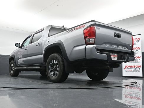 Used 2017 Toyota Tacoma TRD Off-Road w/ Premium & Technology Package AWD/4WD image 35