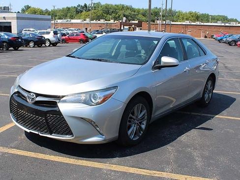 Used 2016 Toyota Camry SE FWD image 2