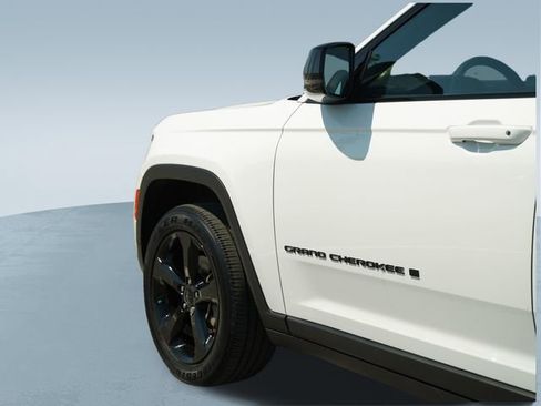 Used 2023 Jeep Grand Cherokee Altitude AWD/4WD image 36