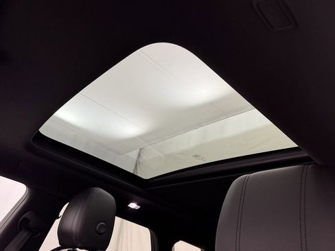 Used 2020 Land Rover Range Rover Evoque R-Dynamic SE image 8