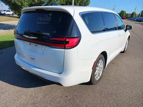 Used 2023 Chrysler Pacifica Touring-L FWD image 5
