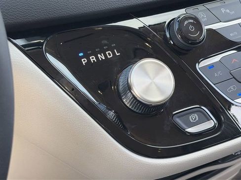 Used 2024 Chrysler Pacifica Touring-L image 27