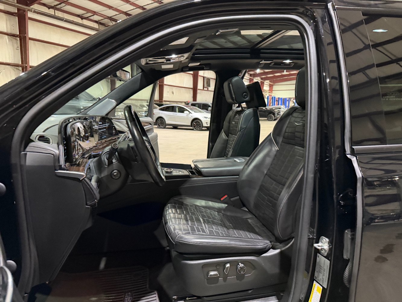 Used 2022 Cadillac Escalade Sport Platinum w/ LPO, ONYX Package AWD/4WD image 14