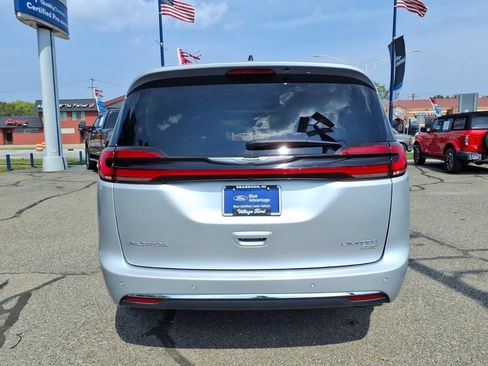 Used 2023 Chrysler Pacifica Limited AWD/4WD image 7
