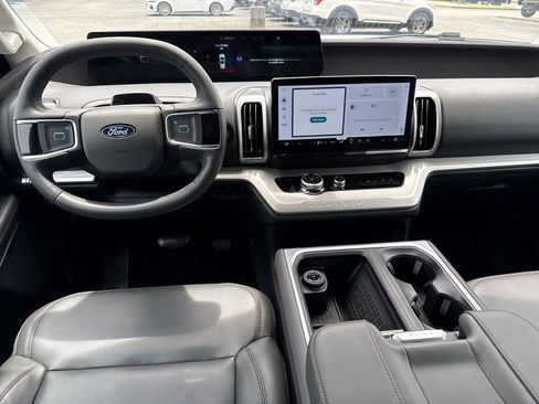 Used 2025 Ford Expedition Active AWD/4WD image 23