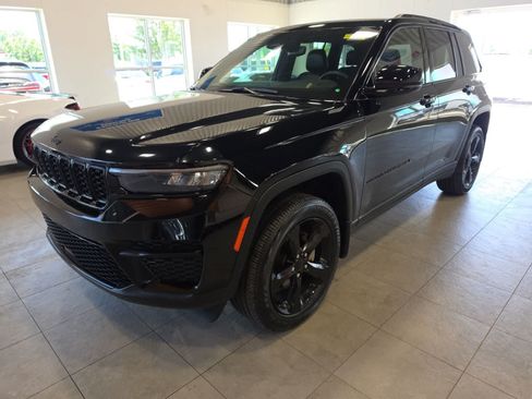 Used 2024 Jeep Grand Cherokee Altitude AWD/4WD image 1