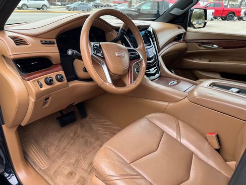 Used 2017 Cadillac Escalade ESV Platinum image 32