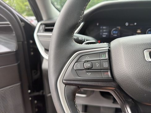 Certified 2023 Jeep Grand Cherokee Laredo w/ Luxury Tech Group I AWD/4WD image 25