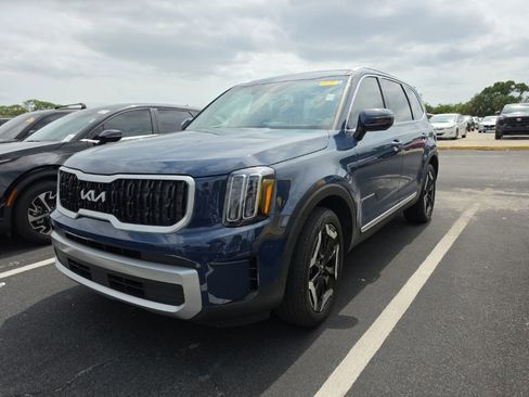 Certified 2023 Kia Telluride EX w/ EX Captain's Chair Package FWD image 4