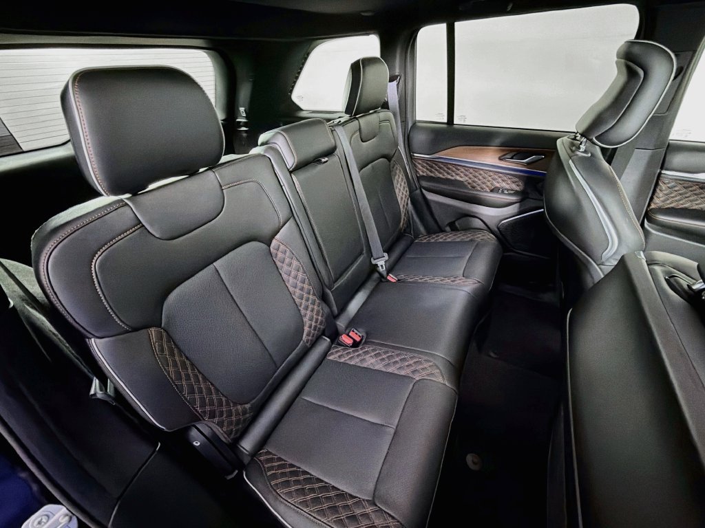 Used 2025 Jeep Grand Cherokee Summit w/ Adv Protech Group IV AWD/4WD image 28