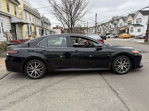 Used 2022 Toyota Camry XLE w/ Navigation Upgrade Package image 5