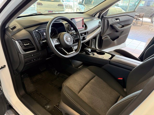 Used 2024 Nissan Rogue SV FWD image 2