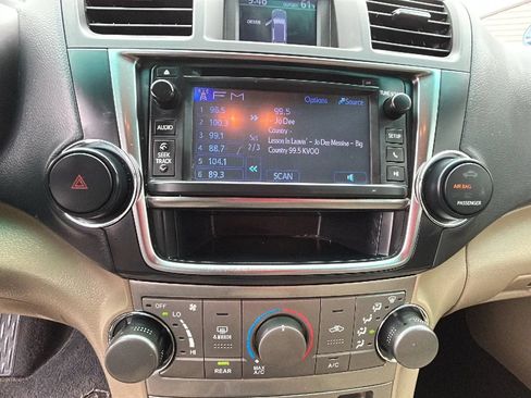 Used 2013 Toyota Highlander SE FWD image 18