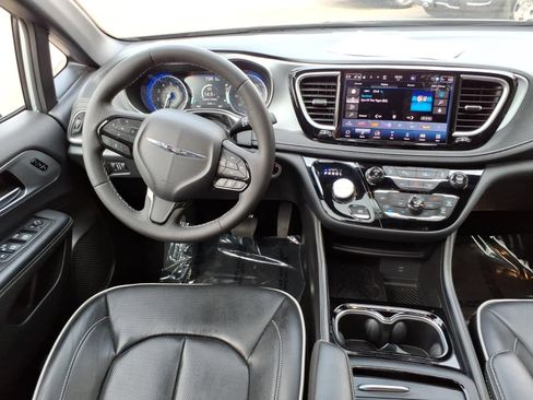 Used 2026 Chrysler Pacifica Limited w/ S Appearance Package FWD image 19