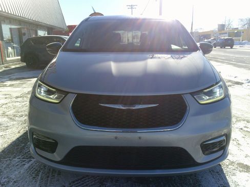 Used 2024 Chrysler Pacifica Touring-L image 8