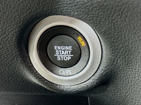 Used 2025 Chrysler Pacifica Limited FWD image 20