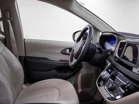 Used 2021 Chrysler Voyager Lxi image 19