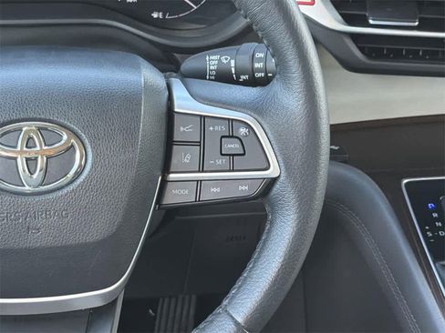 Used 2022 Toyota Sienna XLE w/ XLE Plus Package image 15