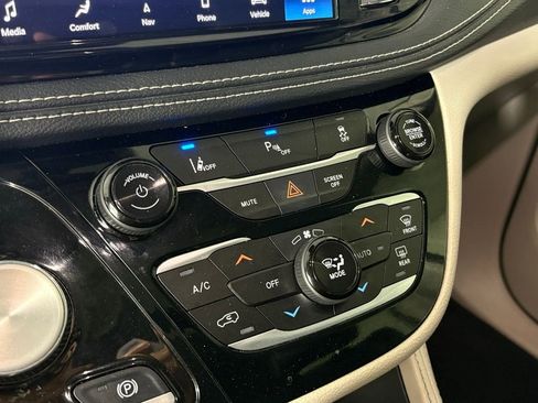 Used 2023 Chrysler Pacifica Limited image 30