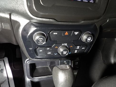 Used 2018 Jeep Renegade Latitude image 14