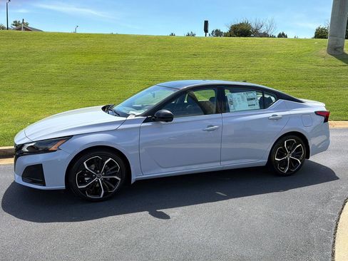 New 2026 Nissan Altima 2.5 SR w/ SR Premium Package FWD image 3