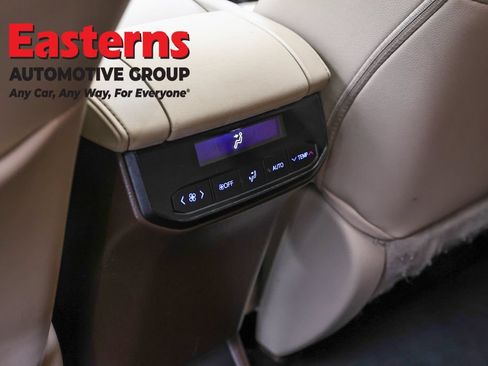 Used 2021 Toyota Highlander XLE AWD/4WD image 23