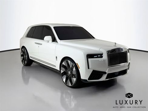 Used 2025 Rolls-Royce Cullinan AWD/4WD image 3