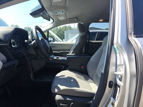 Used 2024 Toyota Sienna LE AWD/4WD image 3