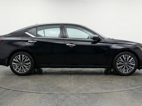 Used 2025 Nissan Altima 2.5 SV FWD image 11