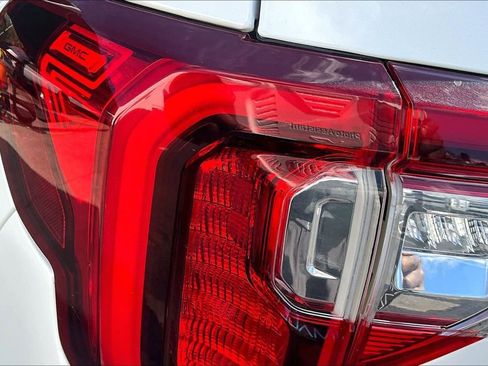 Used 2022 GMC Acadia SLT w/ Technology Package FWD image 22