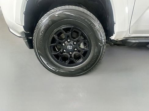 Used 2019 Toyota Tacoma SR5 AWD/4WD image 29