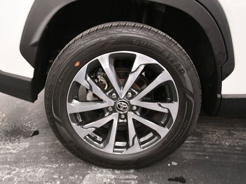 Certified 2022 Toyota Corolla Cross XLE image 32