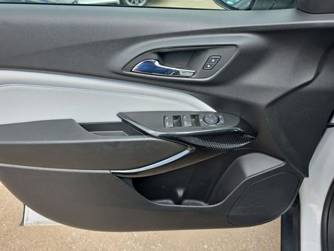 Used 2025 Chevrolet Trax LT FWD image 17