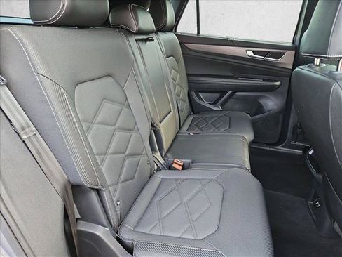 Used 2025 Volkswagen Atlas Cross Sport SE FWD image 19
