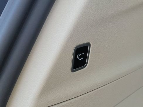 Used 2023 Chrysler Pacifica Touring-L FWD image 27