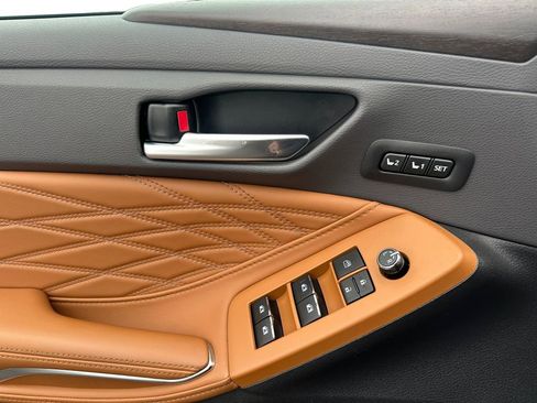 Used 2019 Toyota Avalon Limited image 11