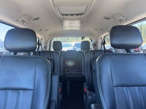 Used 2014 Chrysler Town & Country Touring FWD image 29