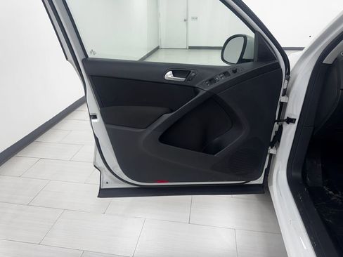 Used 2017 Volkswagen Tiguan S image 9