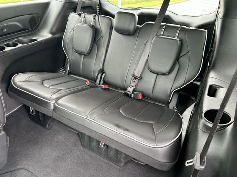 Used 2026 Chrysler Pacifica Limited FWD image 23