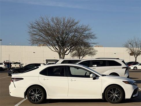 Used 2024 Toyota Camry SE image 3