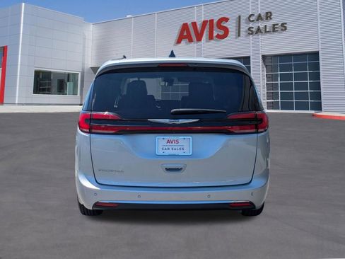 Used 2024 Chrysler Pacifica Touring-L FWD image 7